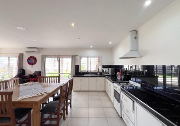 CASA MODERNA DE 4 DORMITORIOS A 5 MINUTOS DEL CENTRO DE SAN RAFAEL