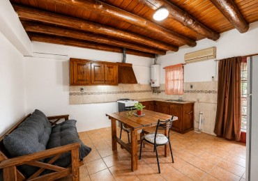 Departamento centrico amoblado de un dormitorio con cochera, patio y todos los servicios
